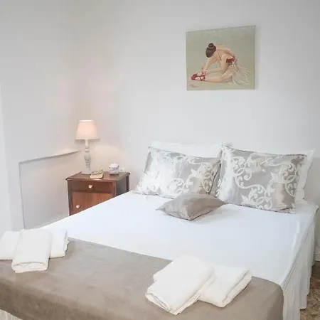 Old Port Apartment *